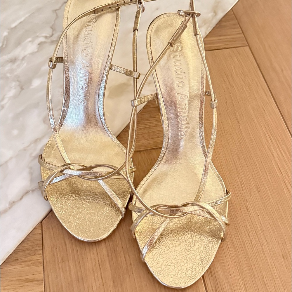 STUDIO AMELIA Gold Heeled Sandals with Strappy Design
